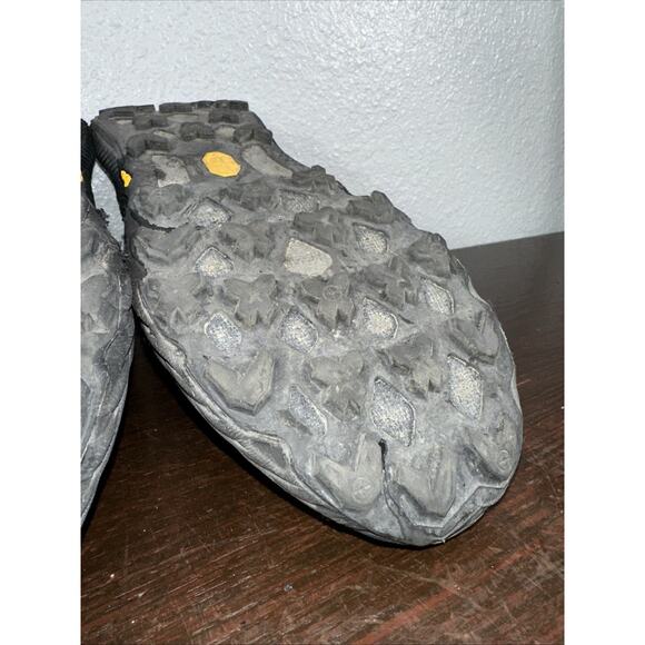 Athletic_Shoes